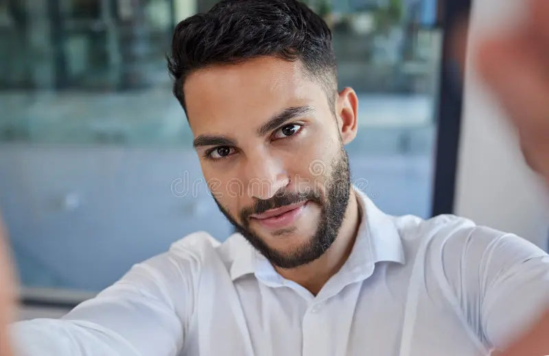 files/selfie-de-hombre-negocios-y-foto-medios-sociales-sonrisa-en-oficina-corporativa-feliz-puesto-internet-el-trabajo-empresario-imagen-261678810.webp